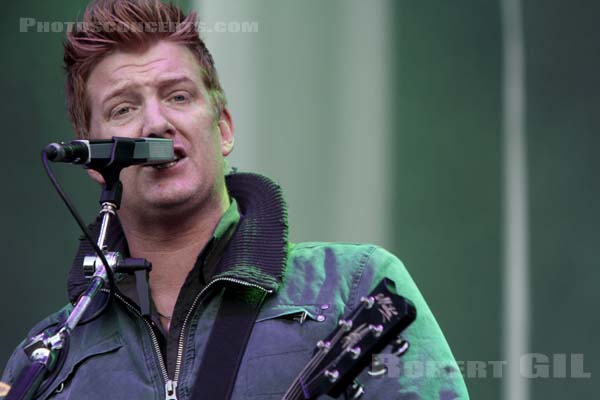 QUEENS OF THE STONE AGE - 2010-08-28 - SAINT CLOUD - Domaine National - Grande Scene - 